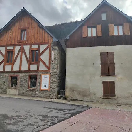 De L'auberge Du Chateau Génos